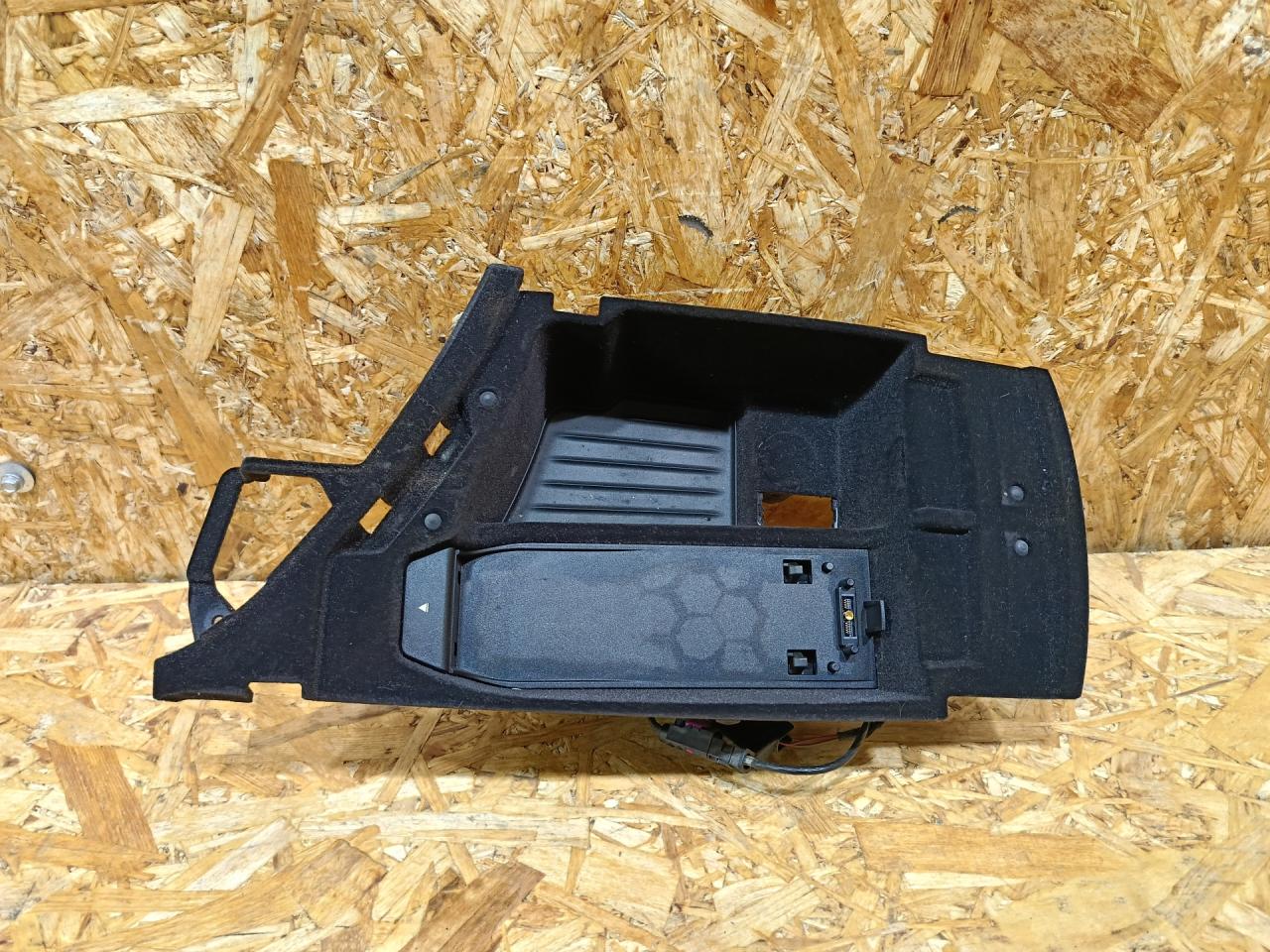 карман центральной консоли BMW 5 серия F07/F10/F11 F11 2011, 3.0 л., дизель, АКПП, черный, универсал, задний привод, 9206729 - фото №1
