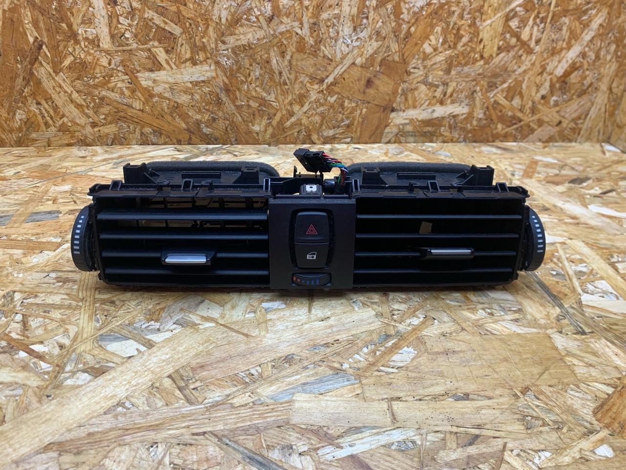 дефлектор обдува салона BMW 3 серия F30/F31/F34 F31 2013, 2.0 л., дизель, АКПП, 475 black-sapphire metallic, универсал, полный привод, правый руль, 9218552, 64229218552 - фото №1