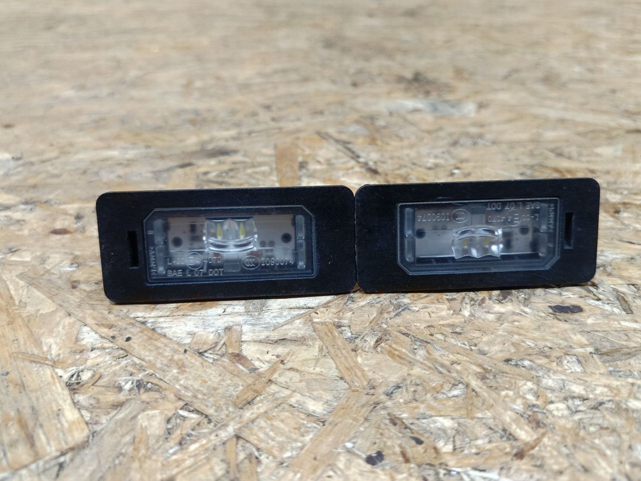 подсветка номера BMW 4 серия F32/F33 F33 2015, 2.0 л., бензин, МКПП, черный, кабриолет, задний привод, правый руль, 7193293, 63267193293 - фото №1