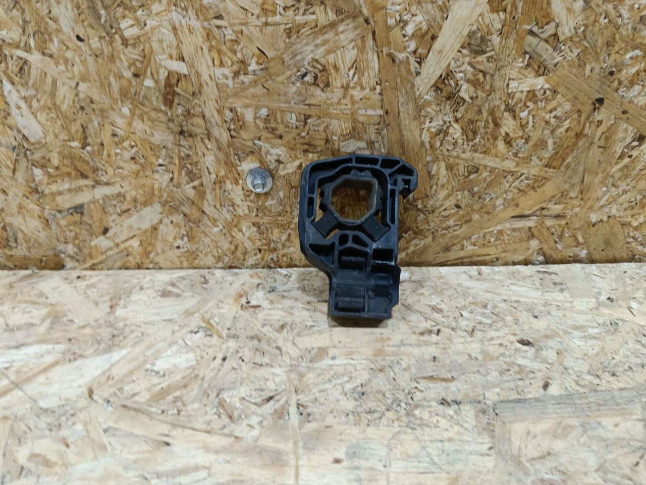 кронштейн радиатора BMW 5 серия F07/F10/F11 F11 2011, 3.0 л., дизель, АКПП, черный, универсал, задний привод, 7575247, 17117575247 - фото №1