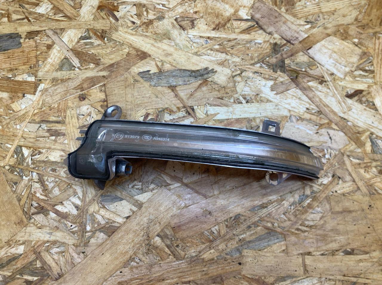 повторитель поворотов BMW 4 серия F32/F33 F33 2015, 2.0 л., бензин, МКПП, черный, кабриолет, задний привод, правый руль, 7280771, 63137280771 - фото №1