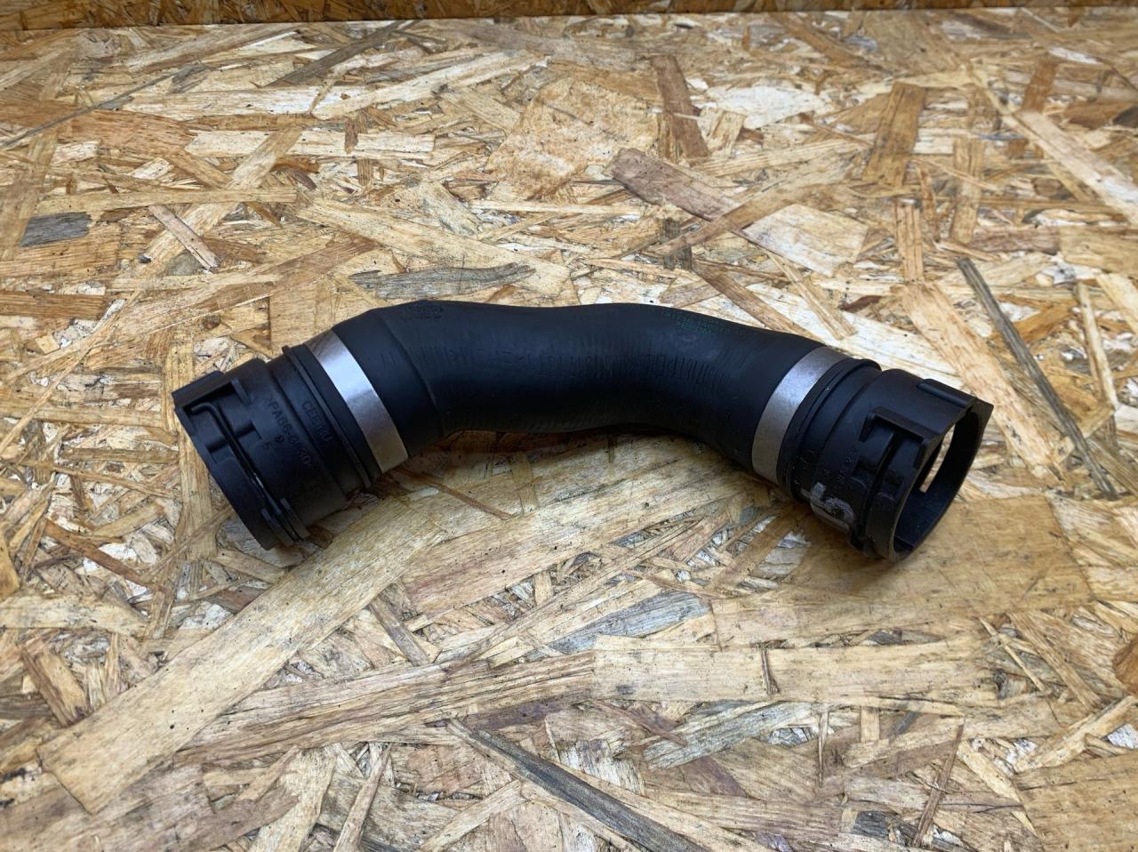 патрубок (трубопровод, шланг) BMW 3 серия F30/F31/F34 F30 2013, 3.0 л., дизель, АКПП, черный, седан, задний привод, правый руль, 7812942, 17127812942 - фото №1