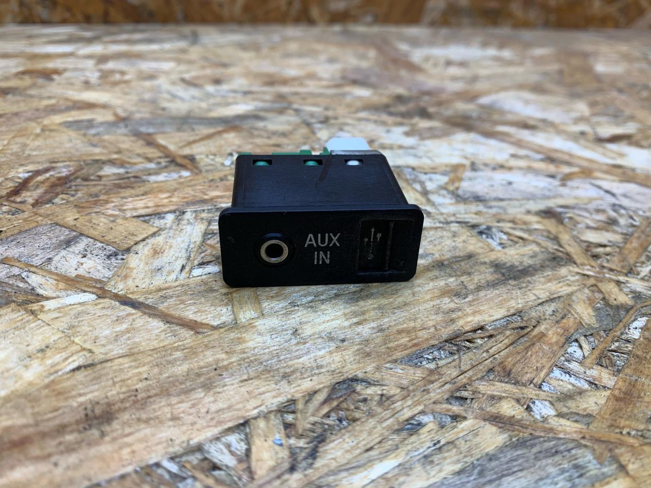 разъем AUX / USB BMW X5 E70 2007, 3.0 л., M57 306 D3, дизель, АКПП, серебристый, внедорожник 5 дв., полный привод, правый руль, 84109237653, 9237653, 61319129652, 9129652, 51169138500, 9138500 - фото №1