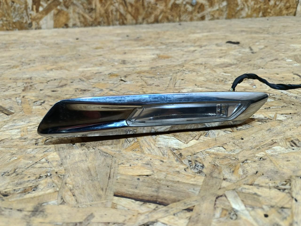 повторитель поворота на крыле BMW 5 серия F07/F10/F11 F11 2011, 3.0 л., дизель, АКПП, черный, универсал, задний привод, 7154168, 63137154168 - фото №1