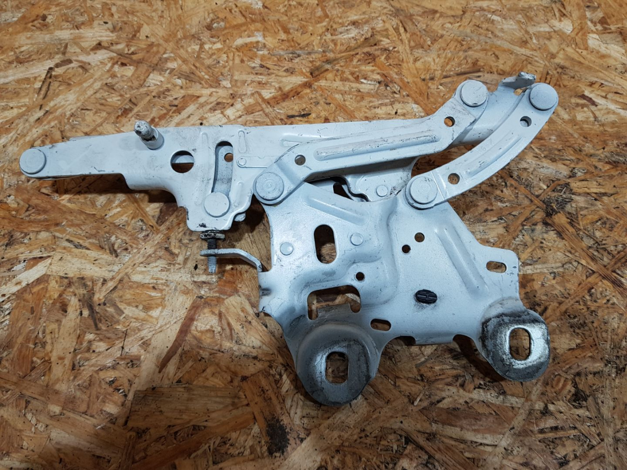 петля капота левая BMW X1 F48 2016, 2.0 л., дизель, АКПП, белый, внедорожник 5 дв., передний привод, правый руль, 7329441, 41007427125, 7427125 - фото №1