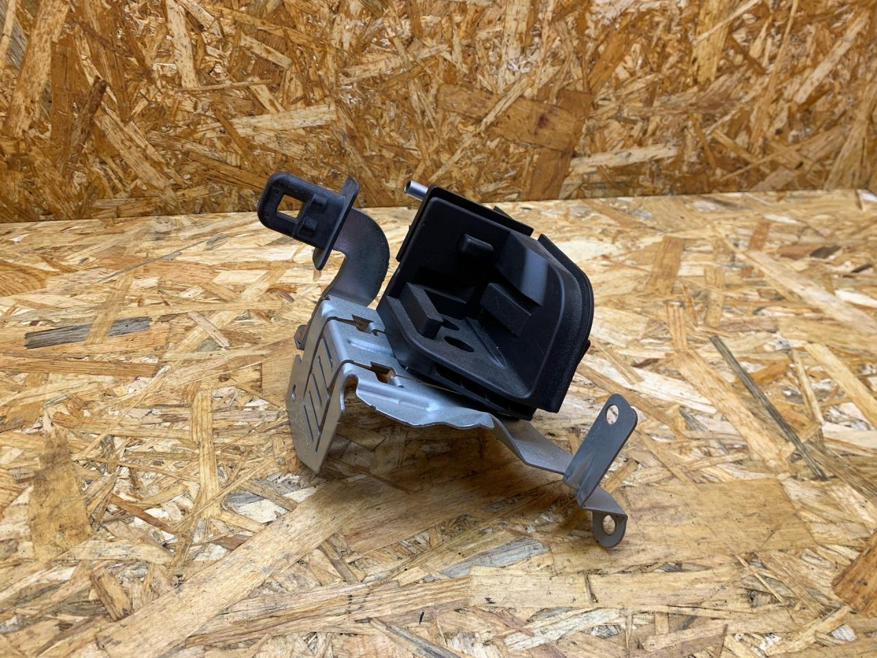 Кронштейн полки багажника BMW 3 серия F30/F31/F34 F31 2013, 2.0 л., дизель, АКПП, 475 black-sapphire metallic, универсал, полный привод, правый руль, 9904006, 51477268030, 7268030 - фото №1