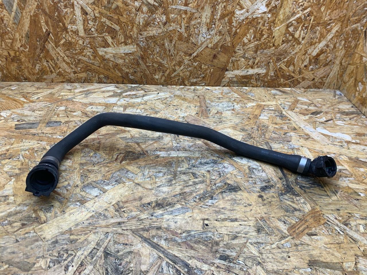 патрубок радиатора BMW 3 серия F30/F31/F34 F30 2014, 2.0 л., дизель, АКПП, черный, седан, полный привод, правый руль, 8507333, 17128510306, 8510306 - фото №1