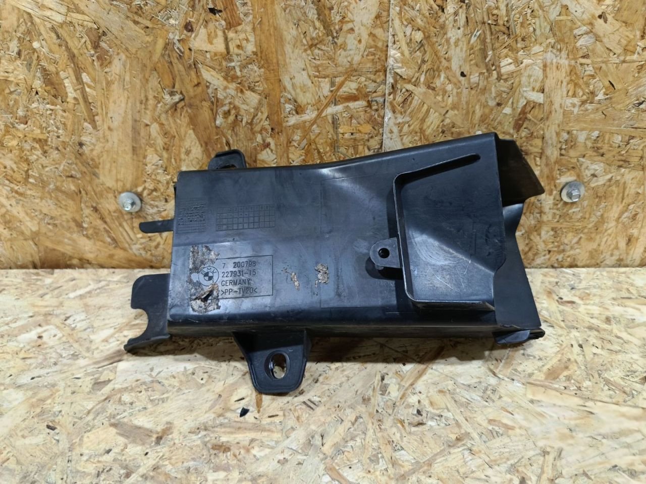 воздуховод тормозной правый BMW 5 серия F07/F10/F11 F11 2011, 3.0 л., дизель, АКПП, черный, универсал, задний привод, 7200798, 51747200798 - фото №1