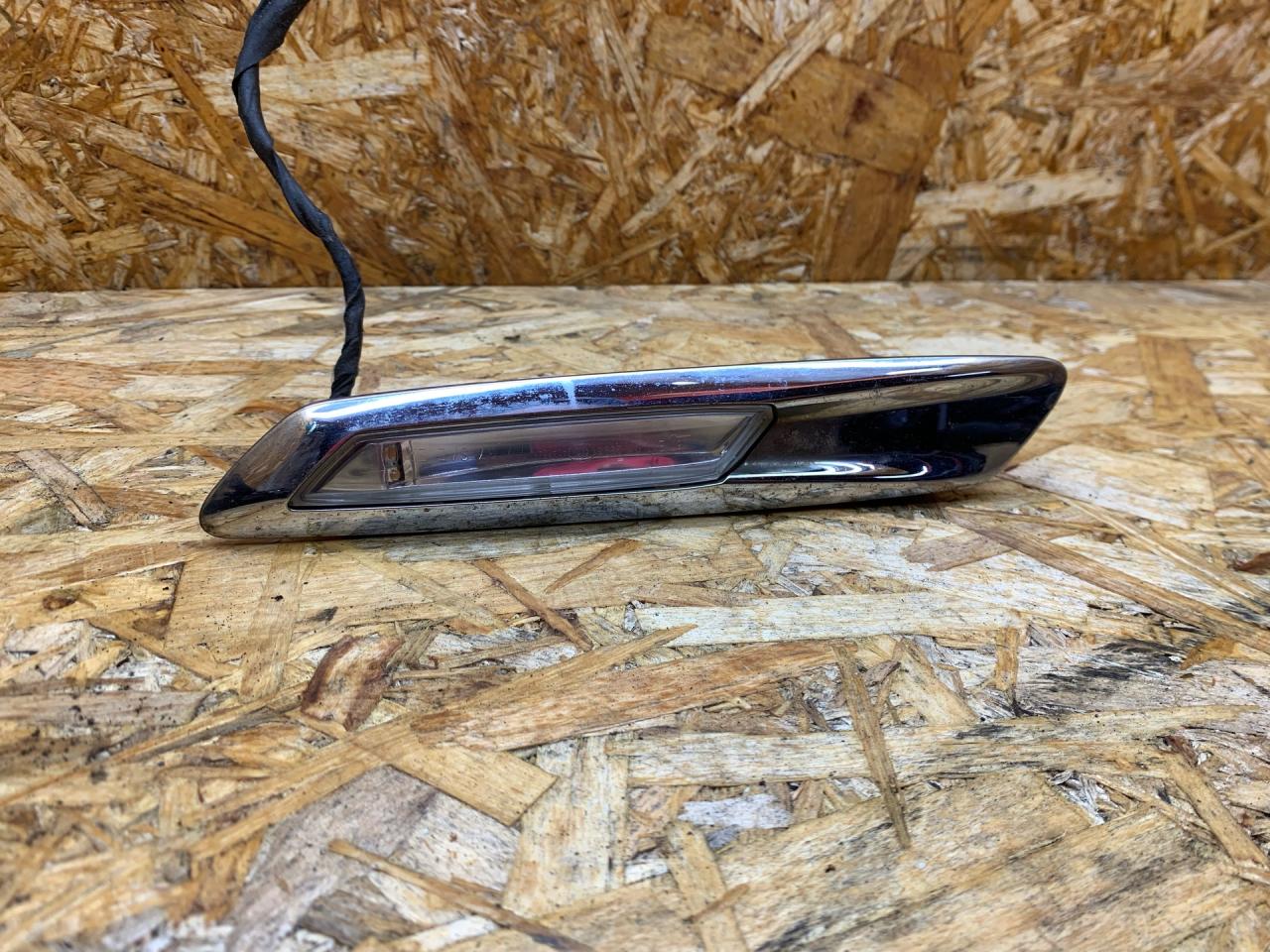 повторитель поворота на крыле BMW 5 серия F07/F10/F11 F10 2012, 2.0 л., N47 D20 C, дизель, МКПП, седан, задний привод, правый руль, 7154168, 63137154168 - фото №1