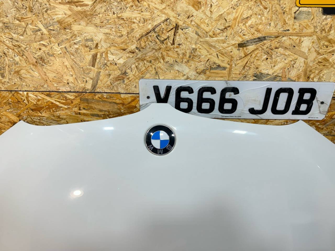 эмблема BMW X1 F48 2016, 2.0 л., дизель, АКПП, белый, внедорожник 5 дв., передний привод, правый руль - фото №1