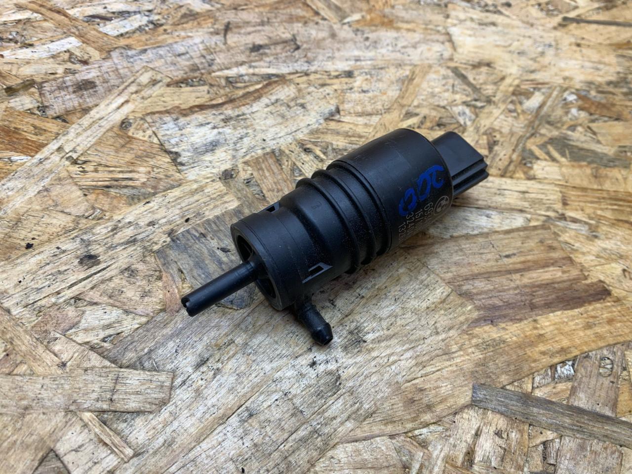 насос (моторчик) омывателя стекла BMW 5 серия F07/F10/F11 F11 2011, 3.0 л., дизель, АКПП, черный, универсал, задний привод, 67126934160, 6934160 - фото №1