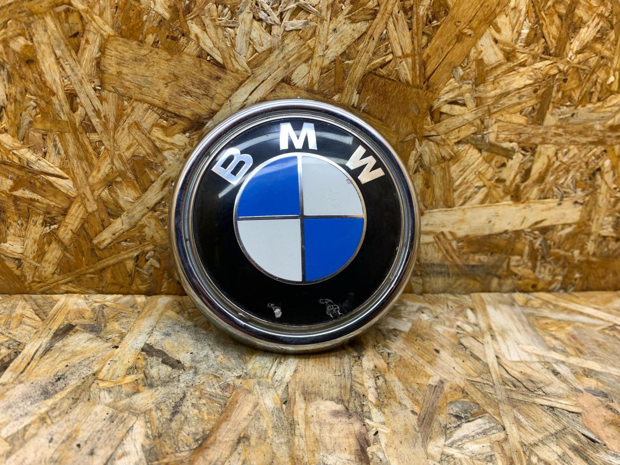 эмблема BMW X5 E70 2007, 3.0 л., дизель, АКПП, серебристый, внедорожник 5 дв., правый руль, 51147157696, 7157696 - фото №1