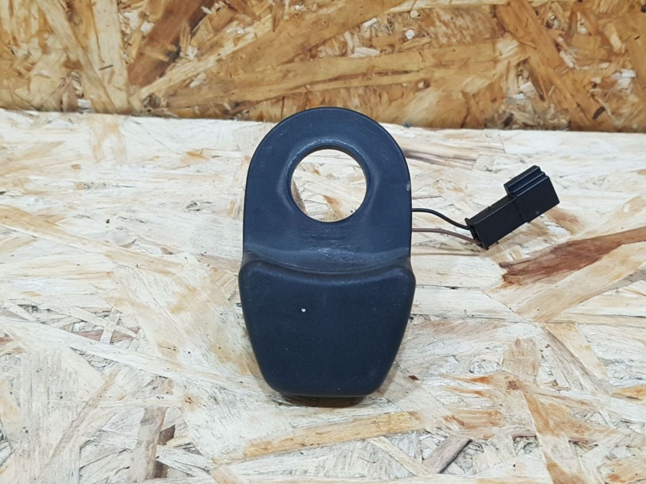 кнопка открытия багажника BMW 5 серия F07/F10/F11 F11 2011, 3.0 л., дизель, АКПП, черный, универсал, задний привод, 9225046, 9288321, 61319225046, 61319288321 - фото №1