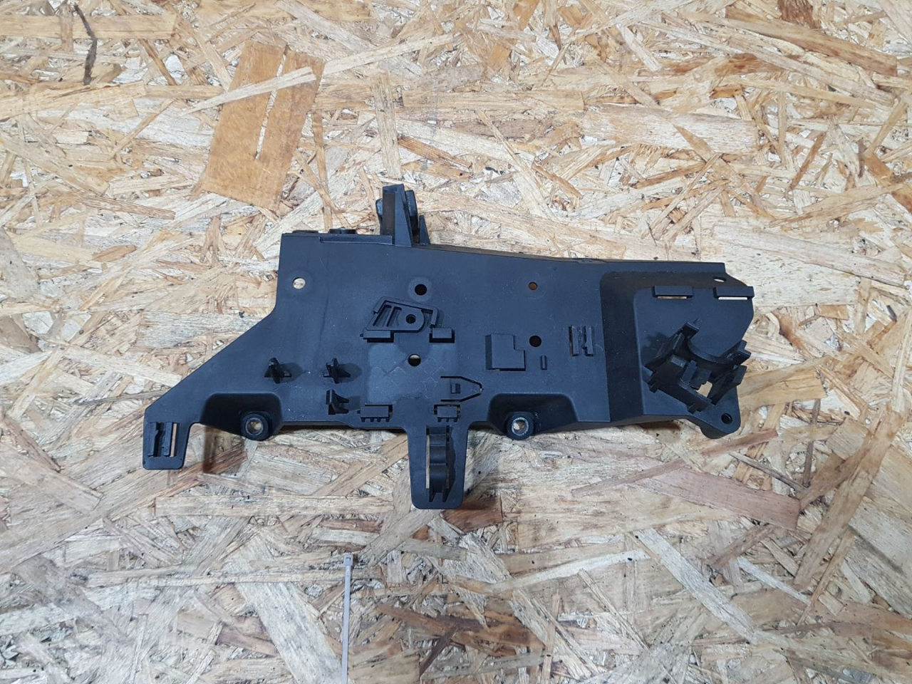 кронштейн (крепление) BMW 3 серия F30/F31/F34 F30 2014, 2.0 л., дизель, МКПП, седан, полный привод, правый руль, 7811112, 13627811112 - фото №1