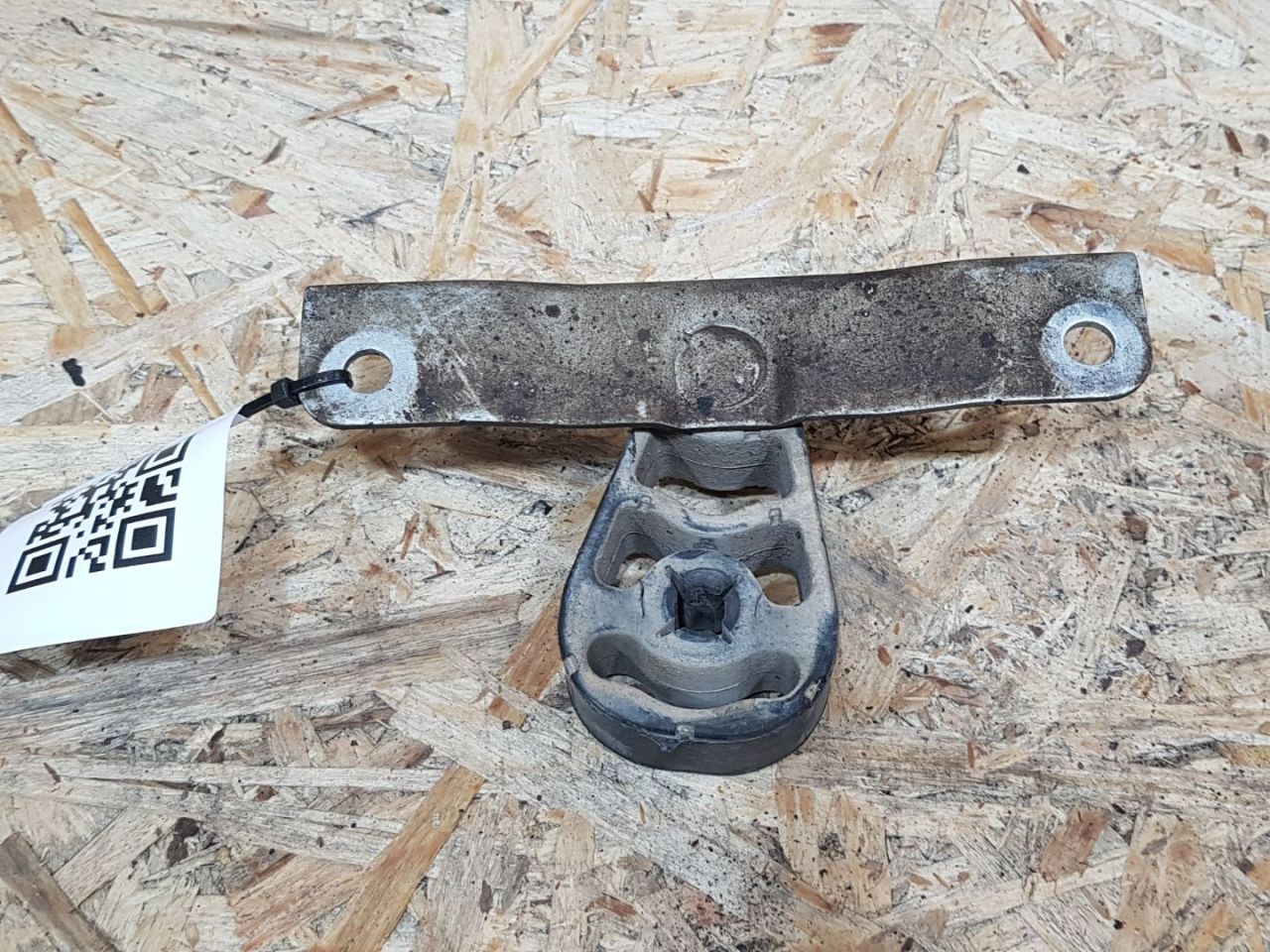 Резинка глушителя BMW X5 E70 2007, 4.8 л., бензин, АКПП, серебро, внедорожник 5 дв., полный привод, правый руль, 7568777, 18207568777 - фото №1