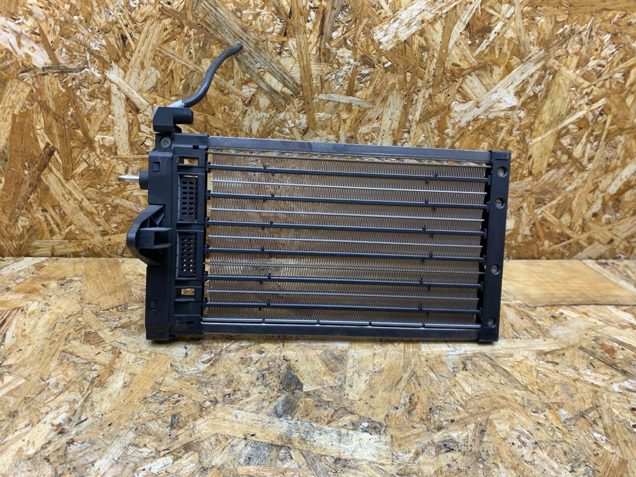 электрический радиатор отопителя (тэн) BMW 3 серия E90/E91/E92/E93 E92 2007, 3.0 л., дизель, АКПП, купе, задний привод, правый руль, 64116964006, 6964006, 64116945032, 6945032, 9153884, 64119153884, 9175923, 64119175923, 6962538, 64116962538 - фото №1