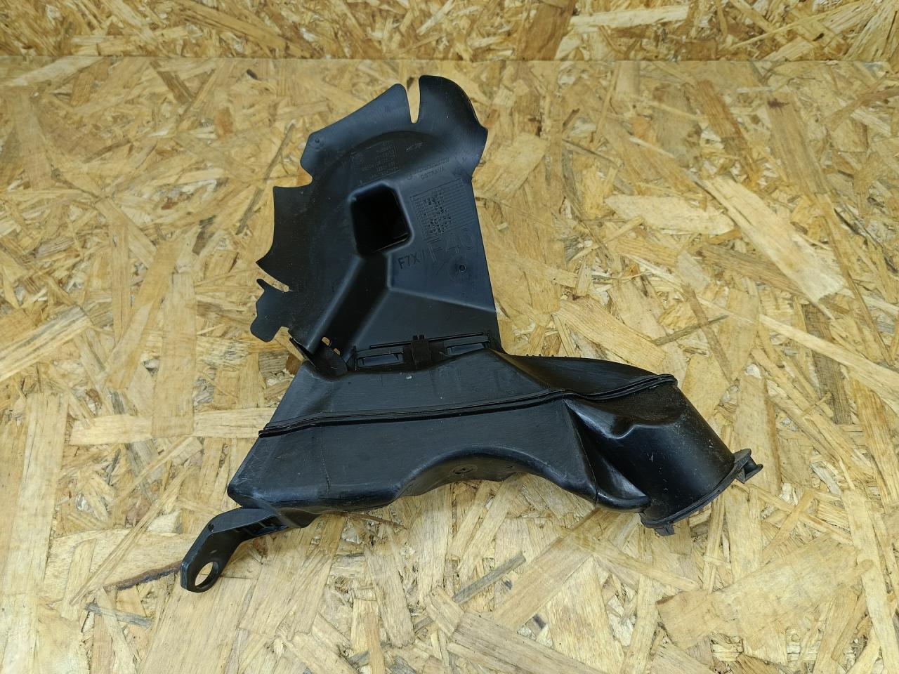 водосток капота правый BMW 1 серия F40 2024, бензин, МКПП, черный, хетчбэк 5 дв., передний привод, 7453944, 51717453944 - фото №1