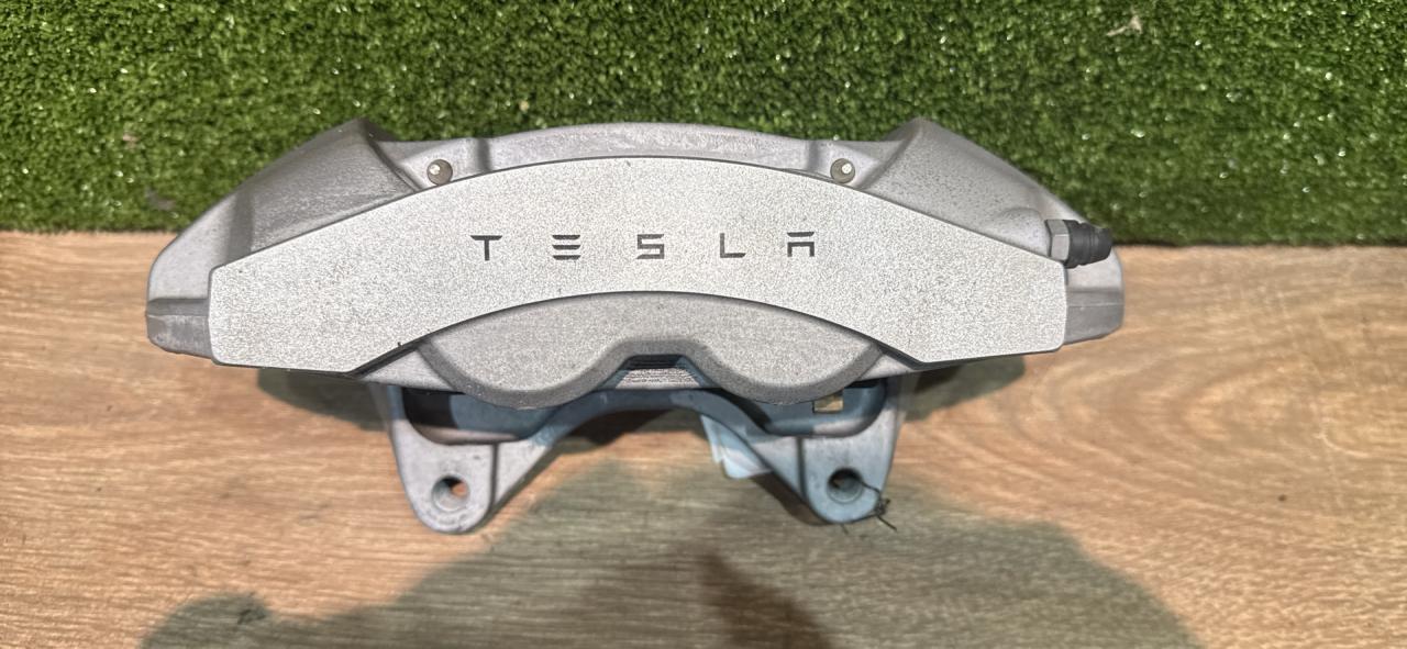 суппорт передний правый Tesla Model 3 2 поколение Highland 2024, электро, pn01, 134462200 - фото №1