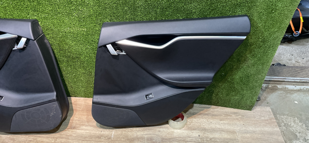 обшивка двери задняя правая Tesla Model S 1 поколение 2016, черный (pmbl), лифтбэк, задний привод - фото №1