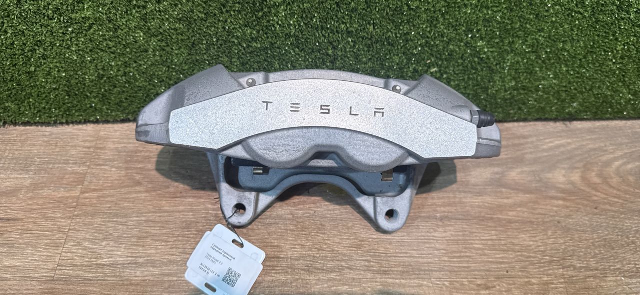 суппорт передний правый Tesla Model 3 2 поколение 2024, pn01, 134462200 - фото №1