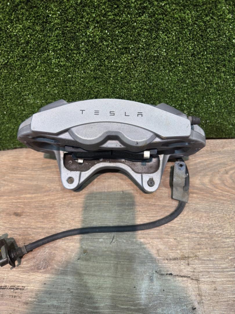 суппорт передний правый Tesla Model 3 1 поколение 2019, ppmr, 104462200 - фото №1