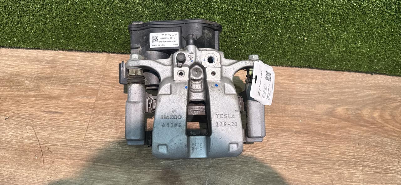 суппорт задний левый Tesla Model 3 2 поколение Highland 2024, электро, pn01, 104462300, 104462300J - фото №1