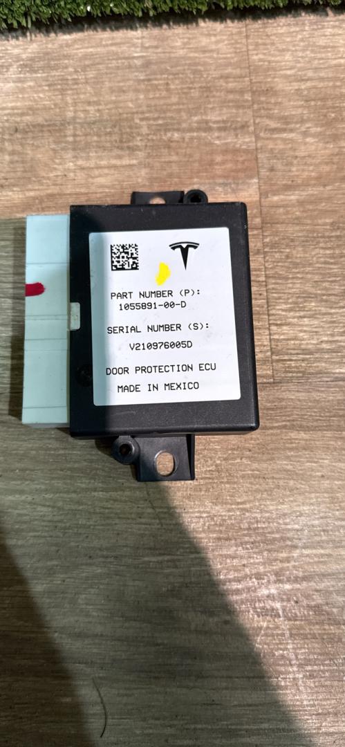 модуль управления двери Tesla Model X 1 поколение 2018, 105589100 - фото №1