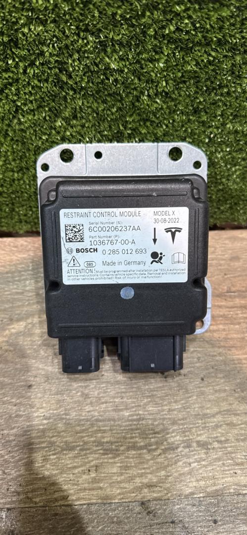 блок AirBag Tesla Model X 1 поколение 2019, pmng, 103676700, 103676700A - фото №1
