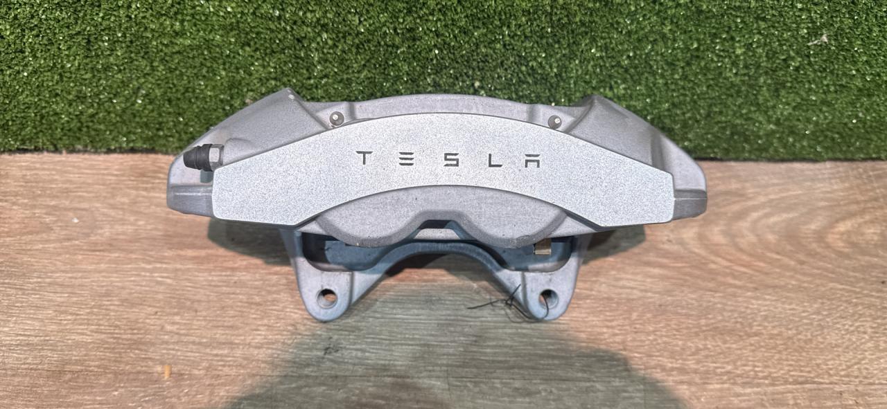 суппорт передний левый Tesla Model 3 2 поколение Highland 2024, электро, pn01, 134462100 - фото №1