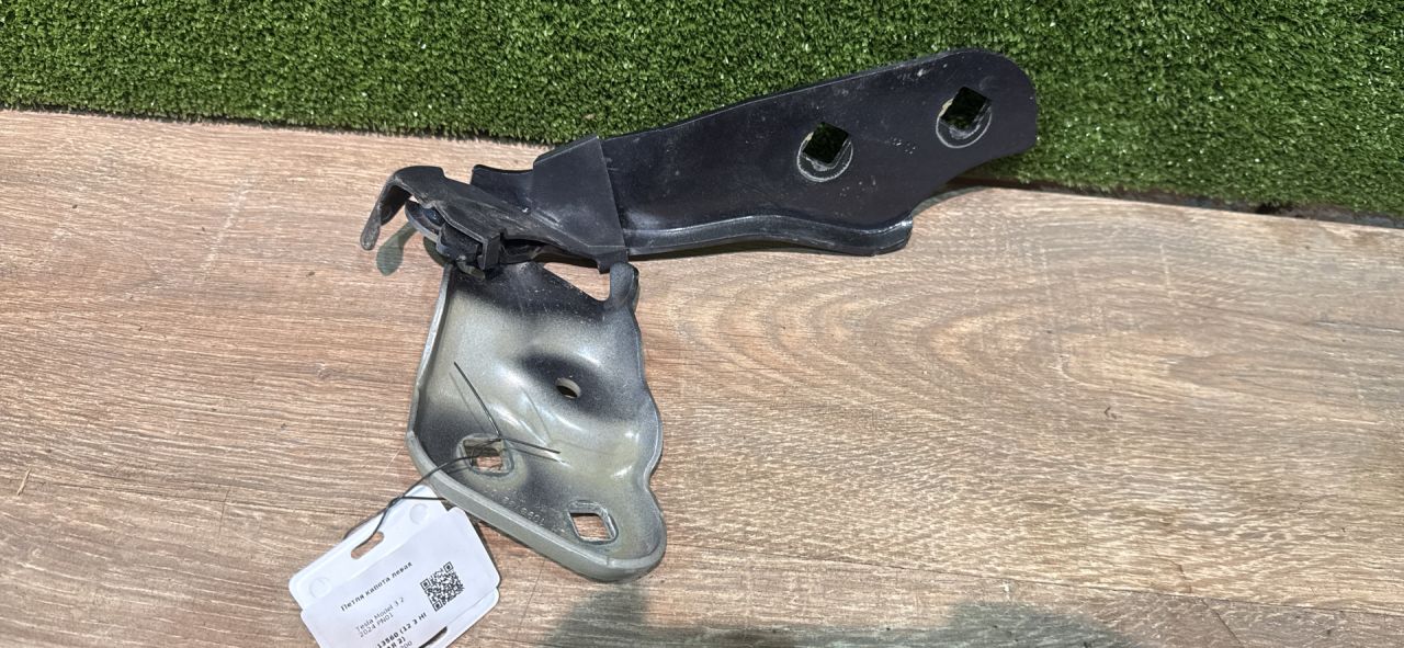 петля капота левая Tesla Model 3 2 поколение 2024, pn01, 109879200 - фото №1