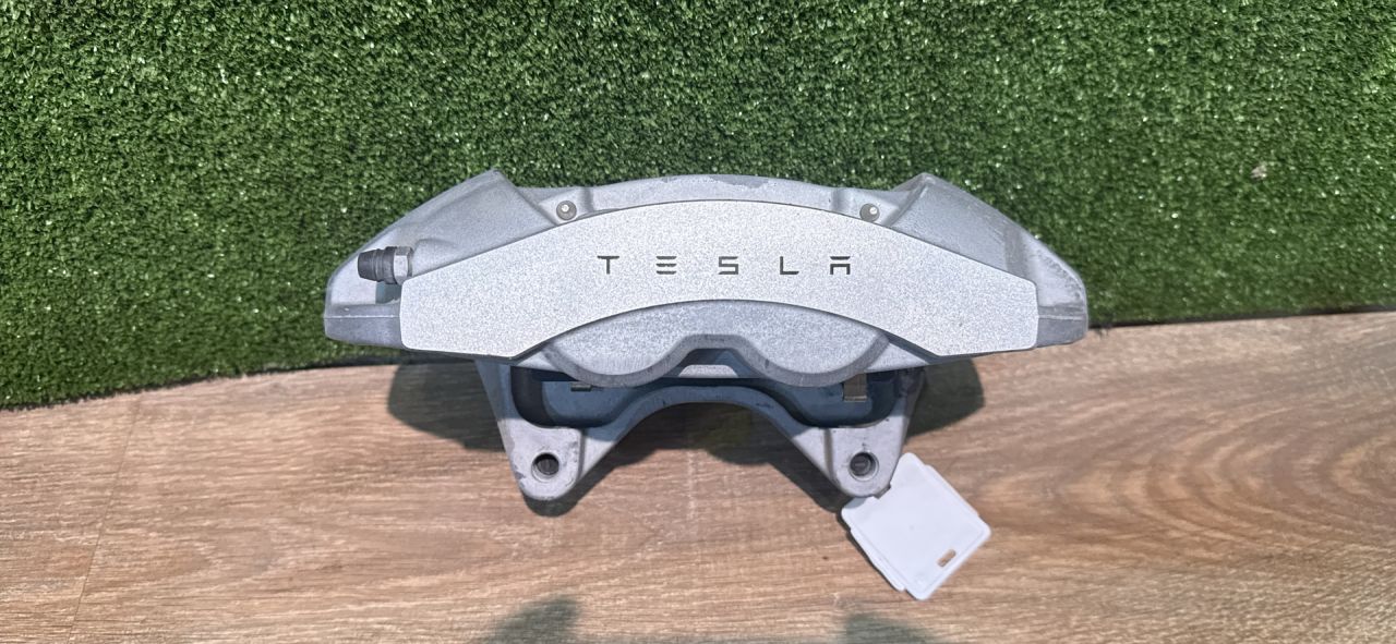 суппорт передний левый Tesla Model 3 2 поколение 2024, pn01, 134462100 - фото №1