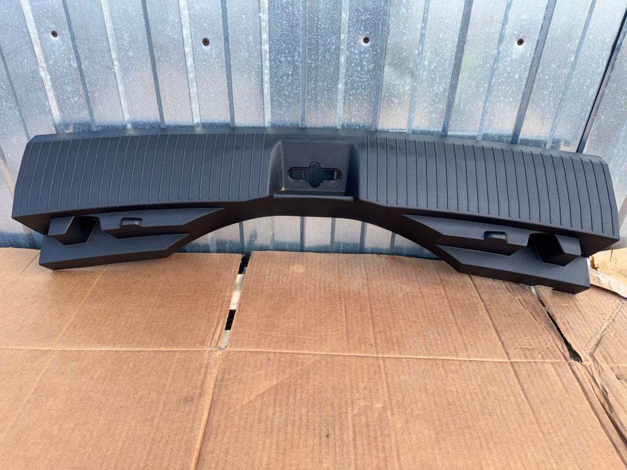 накладка внутренняя на заднюю панель кузова Nissan Rogue T33 2023, 1.5 л., бензин, вариатор, черный, внедорожник 5 дв., передний привод, 849926RROA - фото №1