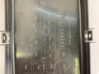 крышка блока предохранителей Maserati Levante 1 поколение 2017, 3.0 л., A630HP, дизель, АКПП, blue, внедорожник 5 дв., полный привод, правый руль, 673002772