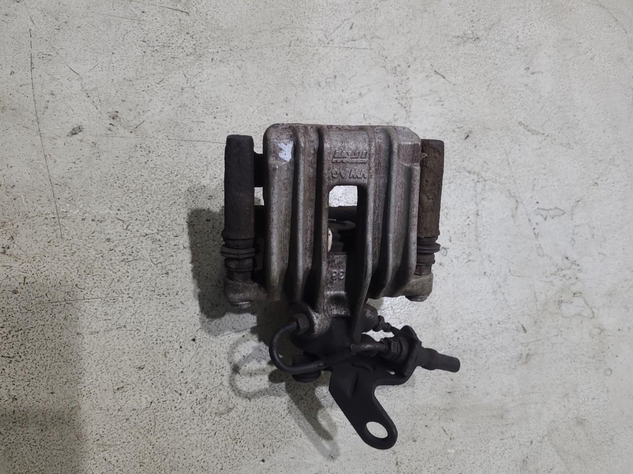 суппорт задний правый Skoda Yeti 1 поколение 2009, 2.0 л., CFHA, дизель, 5МКПП, коричневый, 1K0615424J - фото №1