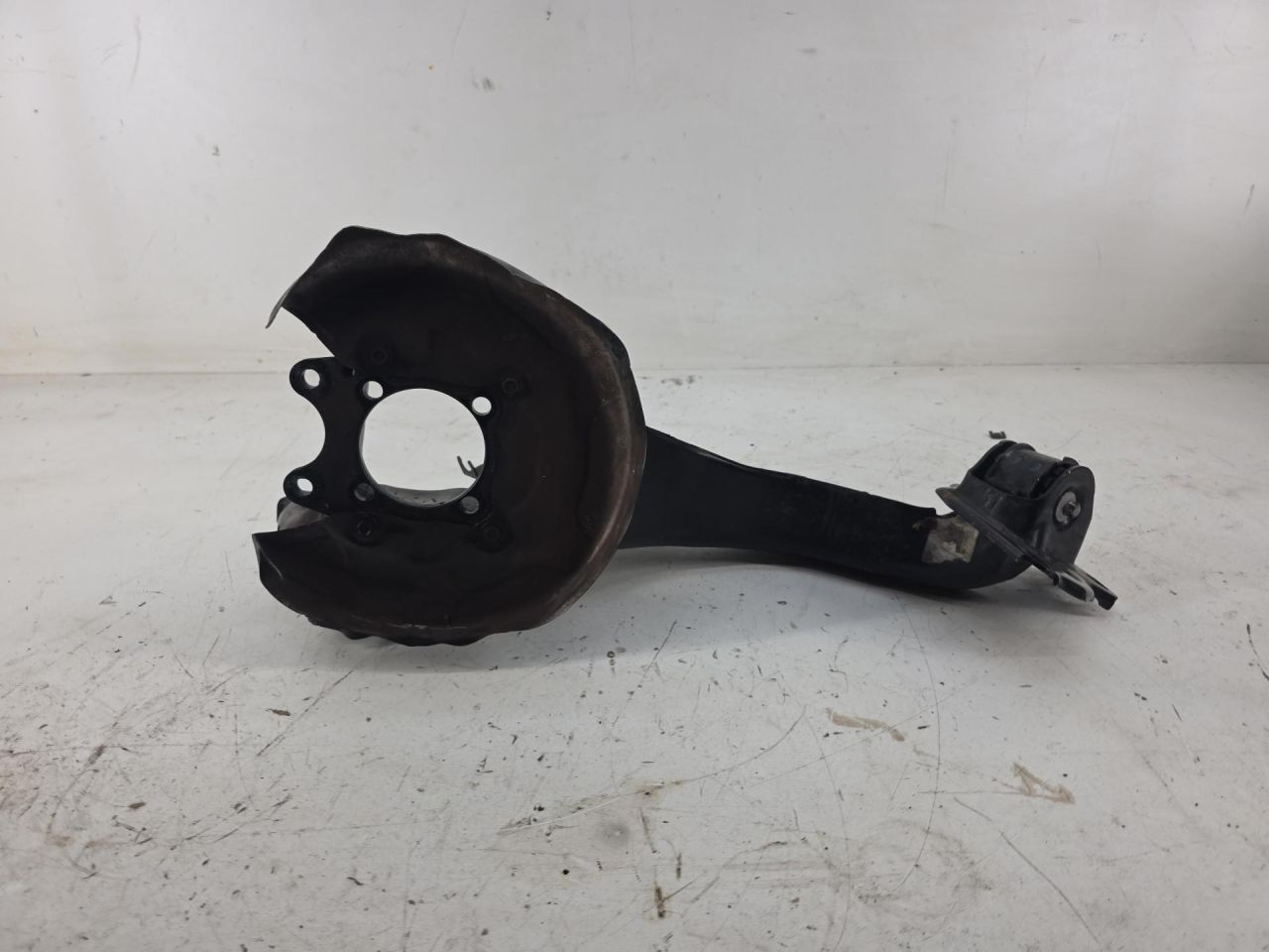 кулак задний правый BMW 2 серия Active Tourer F45 2015, 2.0 л., B48 A20 A, 6851580, 33326851580 - фото №1