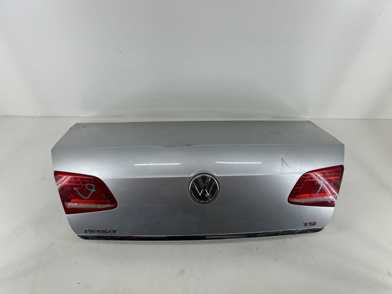 крышка багажника (дверь 3-5) Volkswagen Passat B7 2013, 1.8 л., TFSI, CDAA, бензин, серебро, передний привод, правый руль - фото №1