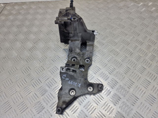 кронштейн (крепление) Skoda Octavia 2 поколение (A5) [рестайлинг] 2013, 1.6 л., TD, дизель, МКПП, передний привод, 04L903143B