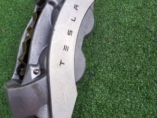 суппорт передний левый Tesla 2022, электро, белый, полный привод, 104462100F