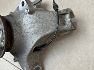 кулак поворотный левый Land Rover Range Rover Evoque L551 2020, 2.0 л., бензин, АКПП, белый, внедорожник 5 дв., полный привод, правый руль, LR166003