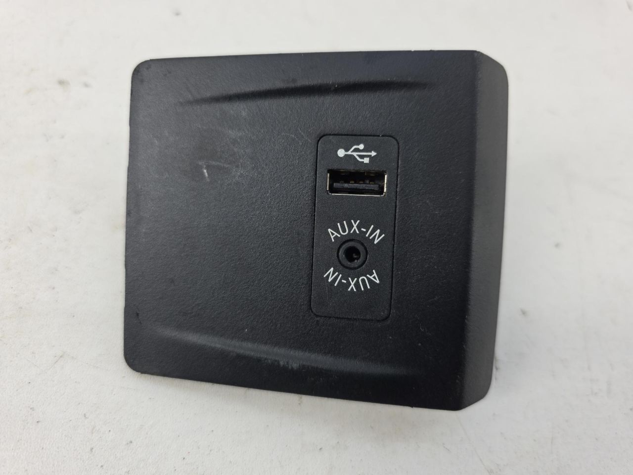 разъем AUX / USB BMW 2 серия Active Tourer F45 2015, 2.0 л., бензин, АКПП, передний привод, 84109266607 - фото №1