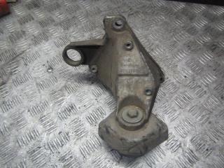 кронштейн КПП Volkswagen Passat B5 1999, 1.6 л., бензин, МКПП, универсал, 8D0399114S