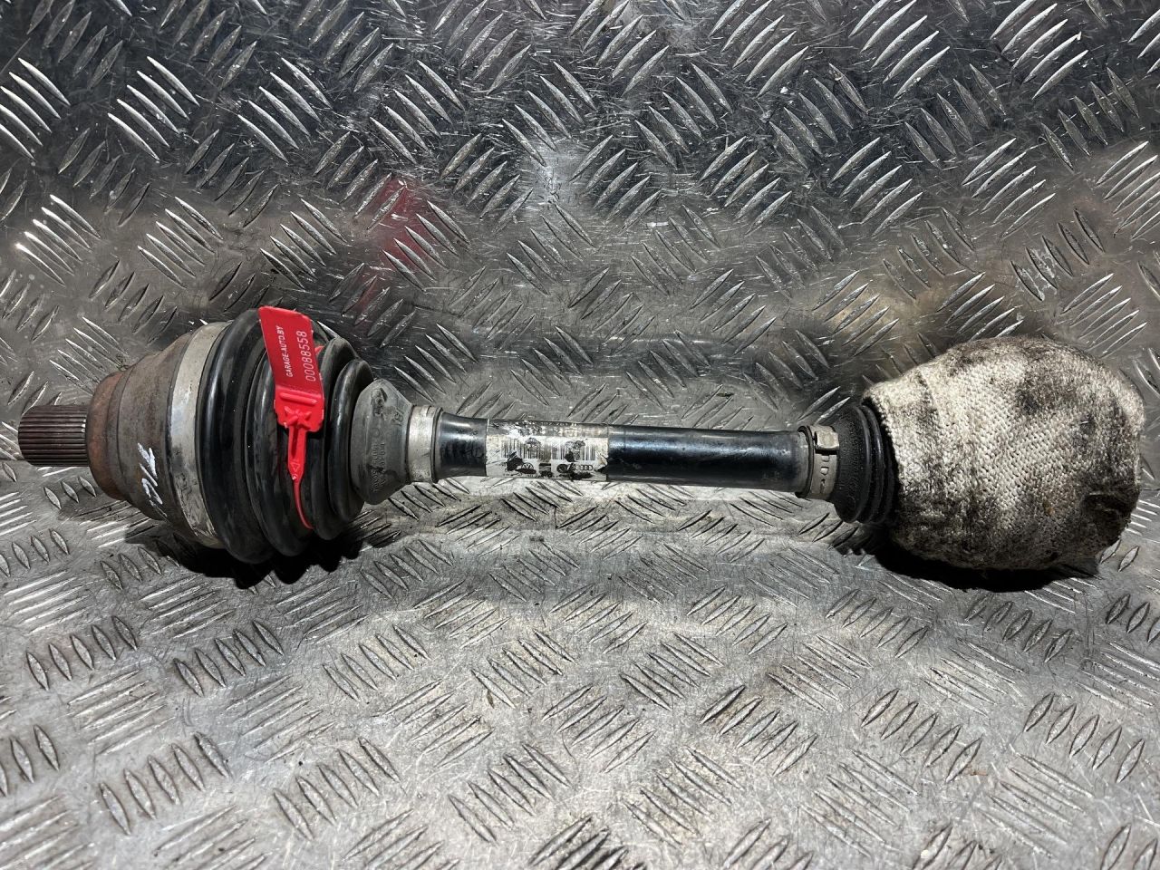 полуось передняя левая (приводной вал, ШРУС) Volkswagen Tiguan 1 поколение 2008, 2.0 л., CAWA, бензин, АКПП, внедорожник 5 дв., полный привод, 5N0407761N - фото №1