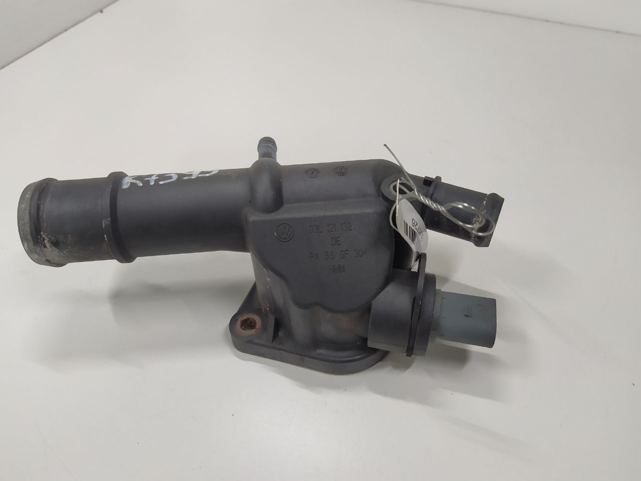 фланец (тройник) системы охлаждения Volkswagen Passat B6 2008, 2.0 л., TD, дизель, МКПП, передний привод, 03L121132 - фото №1