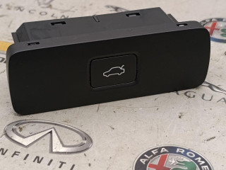 кнопка открытия багажника Volvo XC40 1 поколение [рестайлинг] 2024, 2.0 л., бензин, 32350330, P32350330