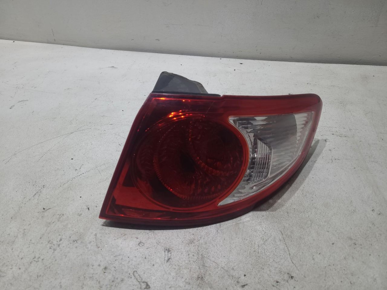 фонарь задний правый Hyundai Santa Fe 2 поколение (CM) 2008, 2.2 л., D4EB, дизель, АКПП, серый, внедорожник 5 дв., 924022B020, 924022B000 - фото №1