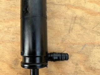 насос (моторчик) омывателя стекла Alfa Romeo Stelvio 1 поколение 2018, 2.0 л., АКПП, серый, внедорожник 5 дв., полный привод, 71740944