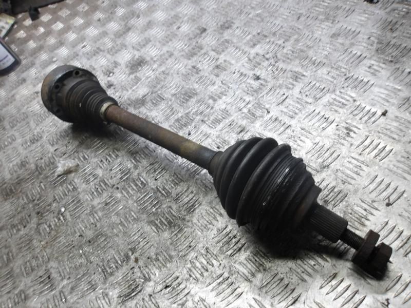 полуось передняя левая (приводной вал, ШРУС) Volkswagen Golf 4 поколение 2005, 1.6 л., бензин - фото №1