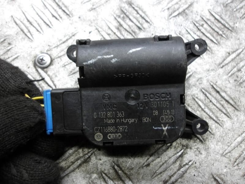 моторчик заслонки печки Volkswagen Passat B6 2006, 2.0 л., дизель, МКПП, универсал, 0132801363 - фото №1