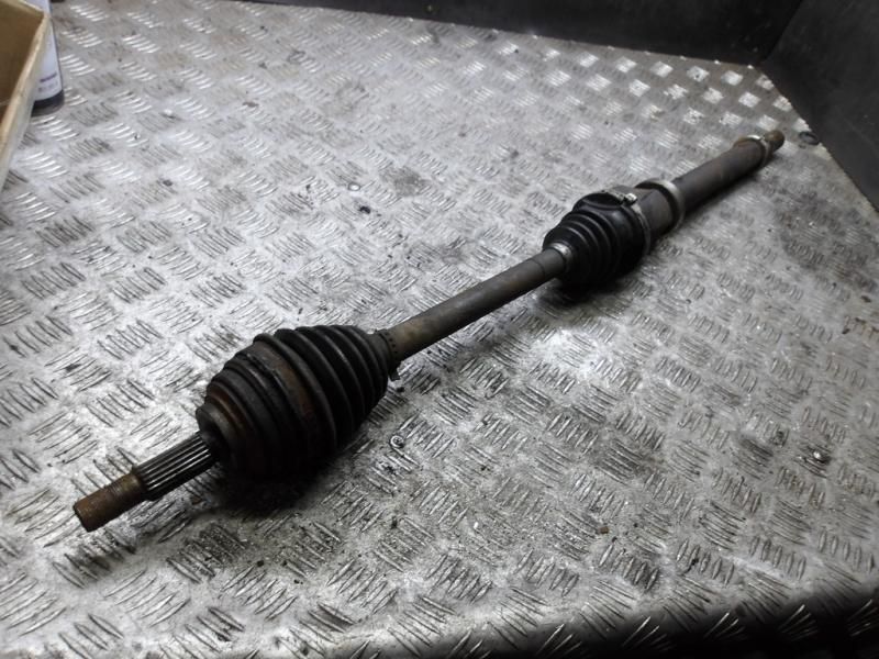 полуось передняя правая (приводной вал, ШРУС) Renault Megane 2 поколение 2005, 1.6 л., бензин - фото №1