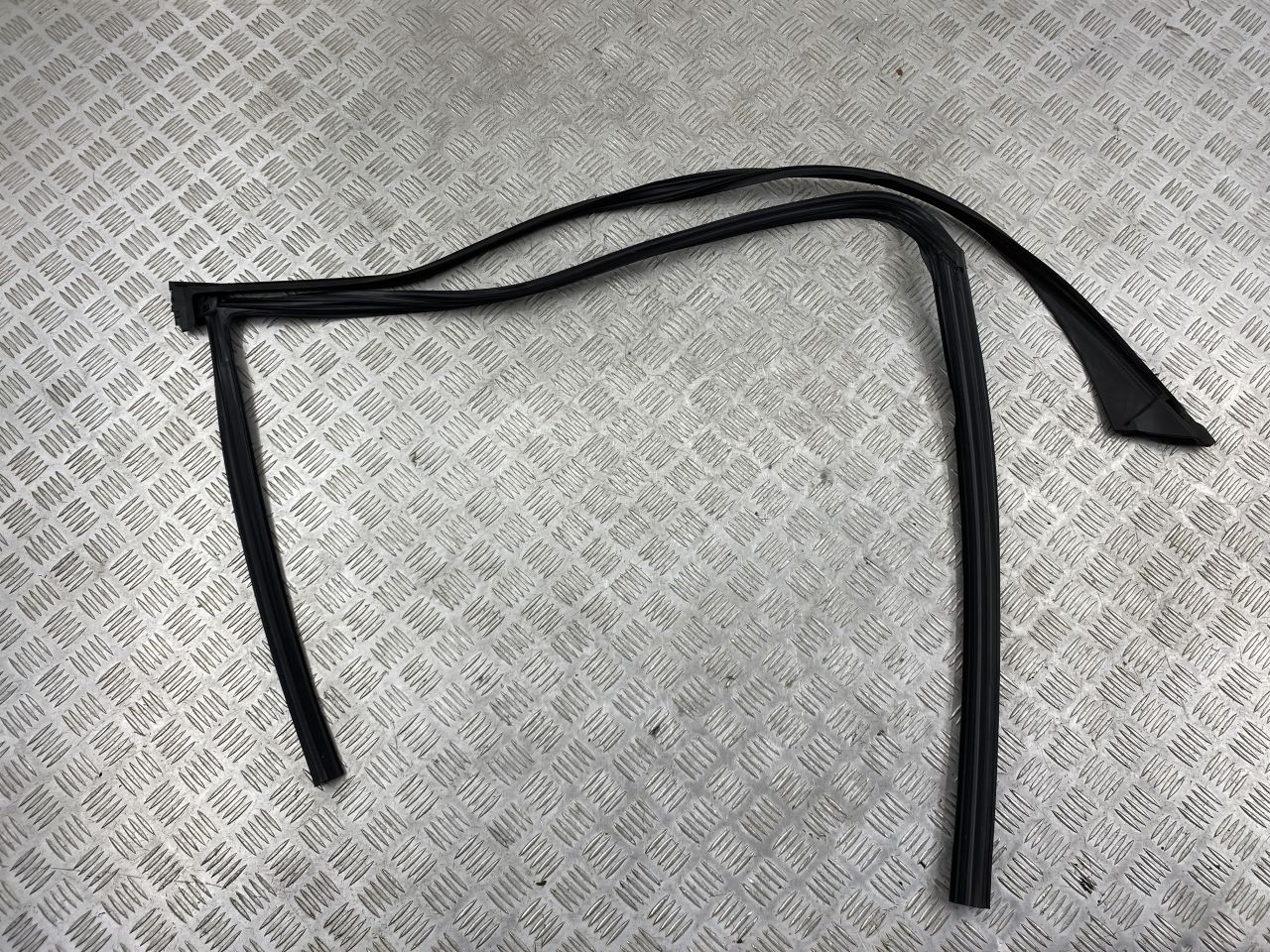 Уплотнитель стекла BMW 5 серия G30/G31 (2016 - 2020), 51337336963 - фото №1